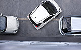 Toyota iQ. Modelo 2009. Imagen. Cenital. Coche parado. Carretera. Blanco.