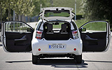 Toyota iQ. Modelo 2009. Imagen exterior. Posterior. Puertas abiertas. Carretera. Blanco.