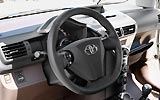 Toyota iQ. Modelo 2009. Imagen. Interior. Volante. Salpicadero. Palanca de cambios manual.