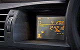 Toyota iQ. Modelo 2009. Imagen. Interior. Detalle ordenador de abordo.