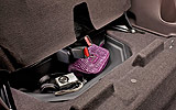 Toyota iQ. Modelo 2009. Imagen. Interior. Detalle cajones bajo los asientos.