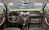 Toyota iQ. Modelo 2009. Imagen. Interior. Volante. Salpicadero. Consola central. Palanca de cambios manual. Asientos.