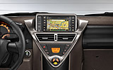 Toyota iQ. Modelo 2009. Imagen. Interior. Detalle consola central. Navegador y conexiones para dispositivos externos. Climatizador. Sistema de arranque sin llave. 
