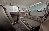 Toyota iQ. Modelo 2009. Imagen. Interior. Asientos traseros plegables.