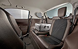 Toyota iQ. Modelo 2009. Imagen. Interior. Asientos traseros. Derecho abatible con carga.