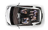 Toyota iQ. Modelo 2009. Imagen. Interior. Vista cenital. Asientos con ocupantes.