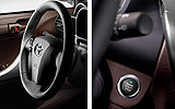 Toyota iQ. Modelo 2009. Imagen. Interior. Mandos en el volante de audio. Sistema de arranque sin llave.