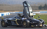 Tramontana R. Modelo 2009. Imagen. Exterior. Coche parado. Carretera. Techo abierto. Negro.