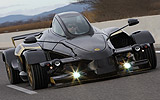 Tramontana R. Modelo 2009. Imagen. Exterior. Lateral frontal. Coche en movimiento. Carretera. Faros en on. Negro.