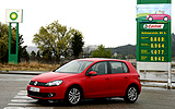 Volkswagen Golf 5p Sport 1.4 TSI 122 CV DSG 7 vel. Modelo 2009. Prueba de larga duraci&oacute;n. Imagen. Exterior. Frontal lateral. Coche parado. Salida gasolinera BP.