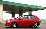 Volkswagen Golf 5p Sport 1.4 TSI 122 CV DSG 7 vel. Modelo 2009. Prueba de larga duraci&oacute;n. Imagen. Exterior. Lateral. Coche parado. Gasolinera BP.