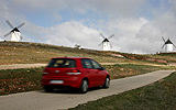 Volkswagen Golf 5p Sport 1.4 TSI 122 CV DSG 7 vel. Modelo 2009. Prueba de larga duraci&oacute;n. Imagen. Exterior. Posterior lateral. Coche en movimiento. Carretera Comarcal. Molinos de viento. Alc&aacute;zar de San Juan (Ciudad Real).