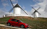Volkswagen Golf 5p Sport 1.4 TSI 122 CV DSG 7 vel. Modelo 2009. Prueba de larga duraci&oacute;n. Imagen. Exterior. Lateral. Coche parado. Pendiente. Molinos de viento. Alc&aacute;zar de San Juan (Ciudad Real).