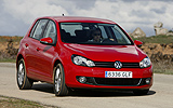Volkswagen Golf 5p Sport 1.4 TSI 122 CV DSG 7 vel. Modelo 2009. Prueba de larga duraci&oacute;n. Imagen. Exterior. Frontal lateral. Coche en movimiento. Carretera. Curva a la derecha.