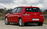 Volkswagen Golf 5p Sport 1.4 TSI 122 CV DSG 7 vel. Modelo 2009. Prueba de larga duraci&oacute;n. Imagen. Exterior. Posterior lateral. Coche en movimiento. Carretera. Curva a la izquierda.