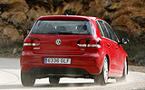 Volkswagen Golf 5p Sport 1.4 TSI 122 CV DSG 7 vel. Modelo 2009. Prueba de larga duraci&oacute;n. Imagen. Exterior. Posterior lateral. Coche en movimiento. Carretera. Curva a la izquierda.