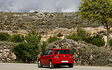 Volkswagen Golf 5p Sport 1.4 TSI 122 CV DSG 7 vel. Modelo 2009. Prueba de larga duraci&oacute;n. Imagen. Exterior. Posterior lateral. Coche en movimiento. Carretera. Curva a la izquierda. Paisaje. Castilla-La Mancha.