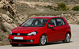 Volkswagen Golf 5p Sport 1.4 TSI 122 CV DSG 7 vel. Modelo 2009. Prueba de larga duraci&oacute;n. Imagen. Exterior. Frontal lateral. Coche en movimiento. Carretera. Curva a la derecha. Paisaje. Castilla-La Mancha.