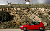 Volkswagen Golf 5p Sport 1.4 TSI 122 CV DSG 7 vel. Modelo 2009. Prueba de larga duraci&oacute;n. Imagen. Exterior. Lateral. Coche parado. Carretera. Recta. Paisaje. Molinos de viento. Campo de Criptana (Ciudad Real).