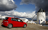 Volkswagen Golf 5p Sport 1.4 TSI 122 CV DSG 7 vel. Modelo 2009. Prueba de larga duraci&oacute;n. Imagen. Exterior. Lateral. Coche parado. Explanada en pendiente. Molinos de viento. Campo de Criptana (Ciudad Real).