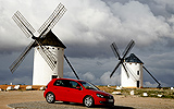 Volkswagen Golf 5p Sport 1.4 TSI 122 CV DSG 7 vel. Modelo 2009. Prueba de larga duraci&oacute;n. Imagen. Exterior. Lateral frontal. Coche parado. Explanada en pendiente. Molinos de viento. Campo de Criptana (Ciudad Real).
