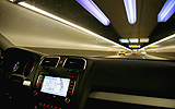 Volkswagen Golf 5p Sport 1.4 TSI 122 CV DSG 7 vel. Modelo 2009. Prueba de larga duraci&oacute;n. Imagen. Exterior. Consola central, navegador y parabrisas. Coche en movimiento. Interior t&uacute;nel. M-30. Madrid.