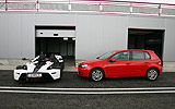 Volkswagen Golf 5p Sport 1.4 TSI 122 CV DSG 7 vel. Modelo 2009. Prueba de larga duraci&oacute;n. Imagen. Exterior. Lateral. Circuito de velocidad Kotarr, Aranda del Duero (Burgos). Junto a un KTM X-Bow.