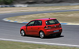 Volkswagen Golf 5p Sport 1.4 TSI 122 CV DSG 7 vel. Modelo 2009. Prueba de larga duraci�n. Imagen. Exterior. Lateral posterior. Coche en movimiento. Circuito del Jarama.