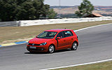 Volkswagen Golf 5p Sport 1.4 TSI 122 CV DSG 7 vel. Modelo 2009. Prueba de larga duraci�n. Imagen. Exterior. Frontal lateral. Coche en movimiento. Circuito del Jarama.