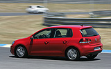 Volkswagen Golf 5p Sport 1.4 TSI 122 CV DSG 7 vel. Modelo 2009. Prueba de larga duraci�n. Imagen. Exterior. Lateral posterior. Coche en movimiento. Circuito del Jarama.