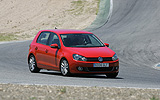 Volkswagen Golf 5p Sport 1.4 TSI 122 CV DSG 7 vel. Modelo 2009. Prueba de larga duraci�n. Imagen. Exterior. Lateral frontal. Coche en curva. Movimiento. Circuito del Jarama.