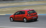 Volkswagen Golf 5p Sport 1.4 TSI 122 CV DSG 7 vel. Modelo 2009. Prueba de larga duraci�n. Imagen. Exterior. Lateral posterior. Coche en movimiento. Circuito del Jarama.