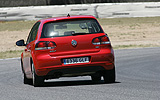 Volkswagen Golf 5p Sport 1.4 TSI 122 CV DSG 7 vel. Modelo 2009. Prueba de larga duraci�n. Imagen. Exterior. Posterior lateral. Coche en curva. Movimiento. Circuito del Jarama.