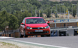 Volkswagen Golf 5p Sport 1.4 TSI 122 CV DSG 7 vel. Modelo 2009. Prueba de larga duraci�n. Imagen. Exterior. Lateral frontal. Coche en movimiento. Circuito del Jarama.
