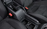 Volkswagen Golf 5p Sport 1.4 TSI 122 CV DSG 7 vel. Modelo 2009. Prueba de larga duraci�n. Imagen. Interior. Detalle entrada USB. Freno de mano. Posavasos.