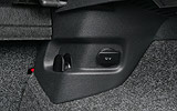 Volkswagen Golf 5p Sport 1.4 TSI 122 CV DSG 7 vel. Modelo 2009. Prueba de larga duraci�n. Imagen. Interior. Detalle toma de corriente y percha para colgar bolsas.