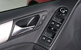 Volkswagen Golf 5p Sport 1.4 TSI 122 CV DSG 7 vel. Modelo 2009. Prueba de larga duraci�n. Imagen. Interior. Detalle tirador puerta. Elevalunas el�ctricos delanteros y traseros.