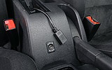 Volkswagen Golf 5p Sport 1.4 TSI 122 CV DSG 7 vel. Modelo 2009. Prueba de larga duraci�n. Imagen. Interior. Detalle entrada USB. Conexi�n para fuentes de sonido externas.