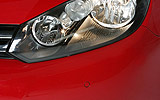 Volkswagen Golf 5p Sport 1.4 TSI 122 CV DSG 7 vel. Modelo 2009. Prueba de larga duraci�n. Imagen. Exterior. Detalle faro izquierdo con luz encendida.
