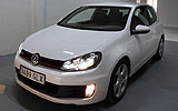 Volkswagen Golf GTI. Modelo 2009. 3 puertas. Imagen. Exterior. Frontal lateral. Coche parado. Estudio. Blanco.