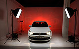 Volkswagen Golf GTI. Modelo 2009. 3 puertas. Imagen. Exterior. Frontal. Coche parado. Estudio. Blanco.