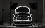 Volkswagen Golf GTI. Modelo 2009. 3 puertas. Imagen. Exterior. Frontal. Coche parado. Cap� levantado. Estudio. Blanco.