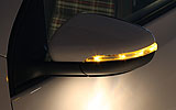 Volkswagen Golf GTI. Modelo 2009. 3 puertas. Imagen. Exterior. Detalle retrovisor izquierdo iluminado.