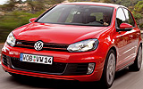 Volkswagen Golf GTI. Modelo 2009. 5 puertas. Imagen. Exterior. Frontal lateral. Coche en movimiento. Carretera. Rojo.