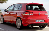 Volkswagen Golf GTI. Modelo 2009. 5 puertas. Imagen. Exterior. Lateral posterior. Coche en movimiento. Carretera. Rojo.