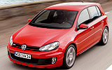 Volkswagen Golf GTI. Modelo 2009. 5 puertas. Imagen. Exterior. Frontal lateral cenital. Coche en movimiento. Carretera. Rojo.