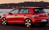 Volkswagen Golf GTI. Modelo 2009. 5 puertas. Imagen. Exterior. Lateral posterior. Coche parado. Carretera. Llantas de aleaci�n ligera de 18 pulgadas. Rojo.