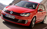 Volkswagen Golf GTI. Modelo 2009. 5 puertas. Imagen. Exterior. Frontal lateral. Coche en movimiento. Carretera. Rojo.