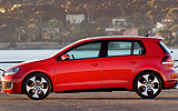 Volkswagen Golf GTI. Modelo 2009. 5 puertas. Imagen. Exterior. Lateral. Coche parado. Carretera. Llantas de aleaci�n ligera de 18 pulgadas �Detroit�. Rojo.