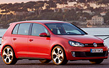 Volkswagen Golf GTI. Modelo 2009. 5 puertas. Imagen. Exterior. Lateral frontal. Coche parado. Carretera. Llantas de aleaci�n ligera de 18 pulgadas �Detroit�. Rojo.